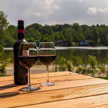 Luxe Chalet In Oosterwolde In Friesland, Op Rustig Park Met Uitzicht Op Meer En Strandje Esterno foto