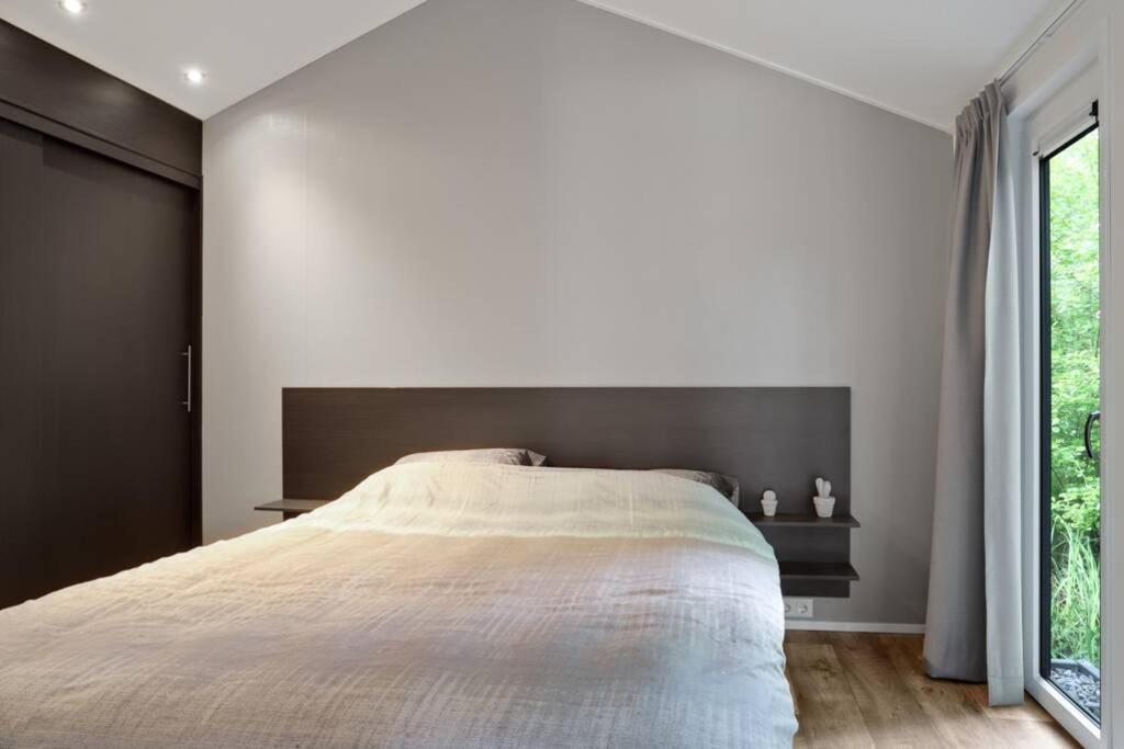 Luxe Chalet In Oosterwolde In Friesland, Op Rustig Park Met Uitzicht Op Meer En Strandje Esterno foto