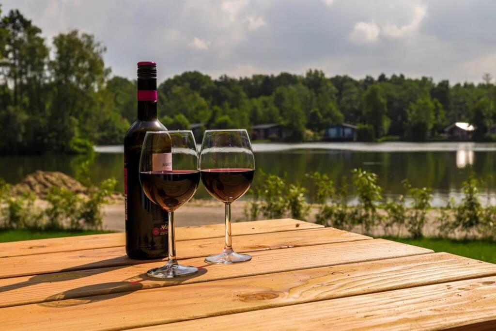Luxe Chalet In Oosterwolde In Friesland, Op Rustig Park Met Uitzicht Op Meer En Strandje Esterno foto