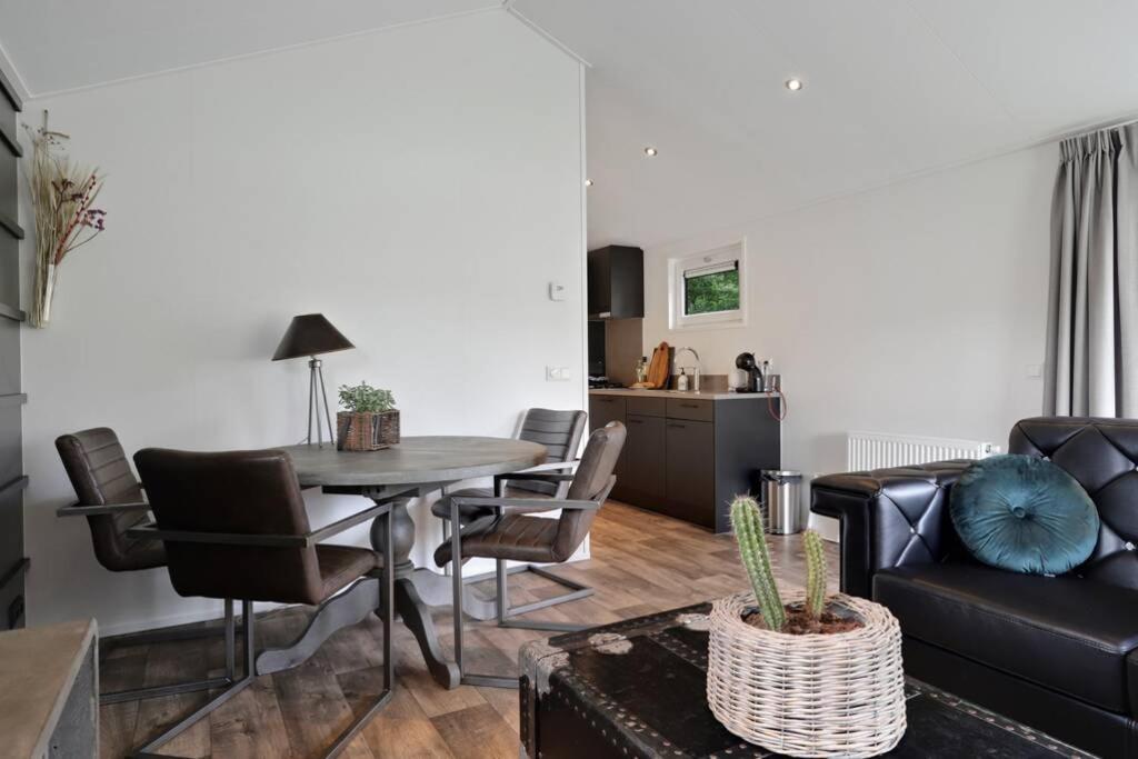 Luxe Chalet In Oosterwolde In Friesland, Op Rustig Park Met Uitzicht Op Meer En Strandje Esterno foto