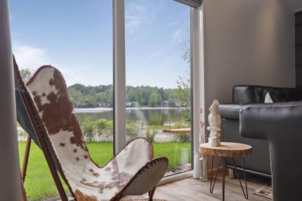 Luxe Chalet In Oosterwolde In Friesland, Op Rustig Park Met Uitzicht Op Meer En Strandje Esterno foto