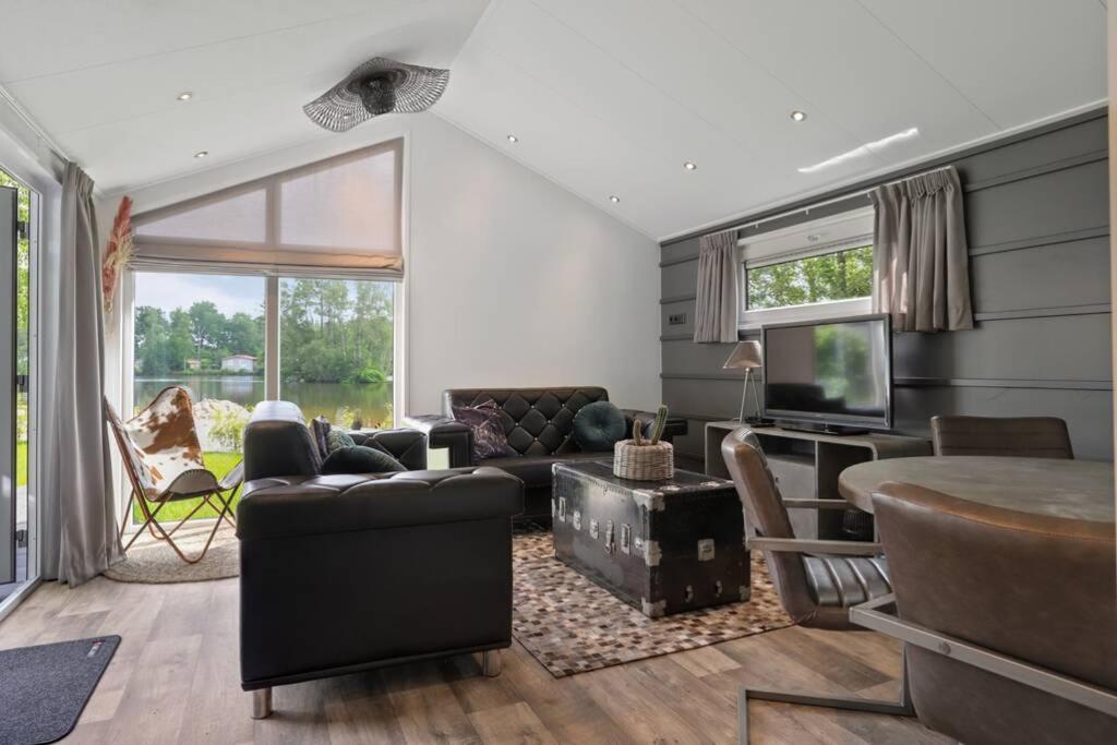 Luxe Chalet In Oosterwolde In Friesland, Op Rustig Park Met Uitzicht Op Meer En Strandje Esterno foto