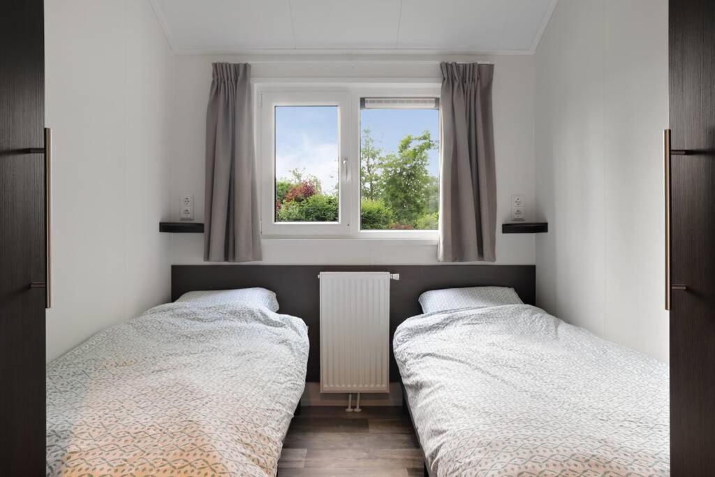 Luxe Chalet In Oosterwolde In Friesland, Op Rustig Park Met Uitzicht Op Meer En Strandje Esterno foto