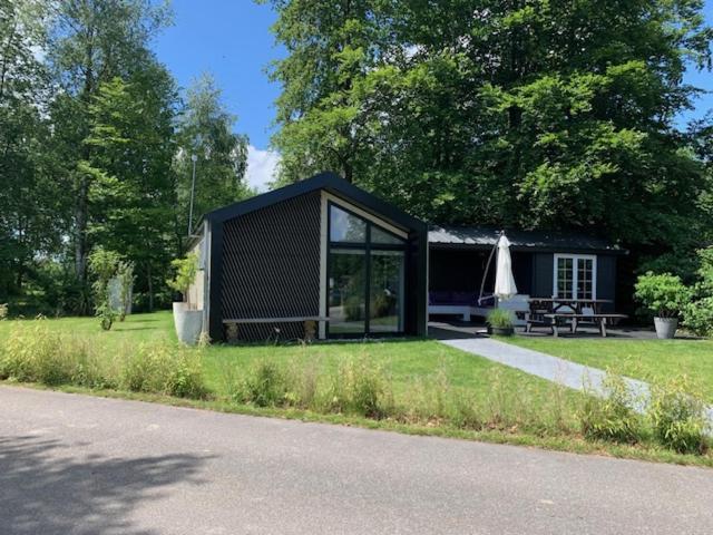 Luxe Chalet In Oosterwolde In Friesland, Op Rustig Park Met Uitzicht Op Meer En Strandje Esterno foto